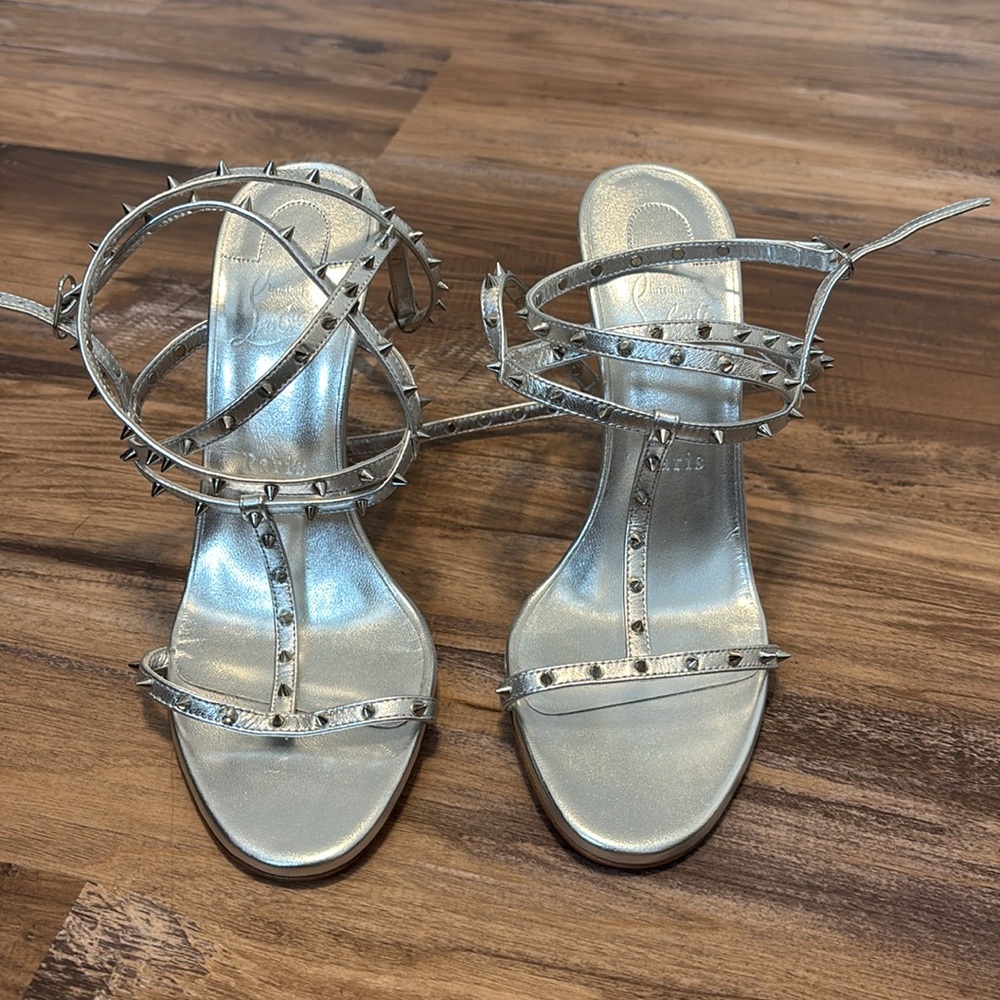NEW Christian Louboutin bombina silver strappy t-strap spike heels - Picture 2 of 6
